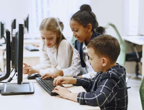Raising Kids Online podcast with Dr Brad Marshall: Should schools unplug? What a GP sees in young people and screen time – Part 1